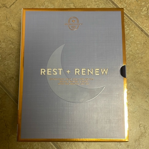 Rest + Renew Bath and Body Works Spa Set - Picture 2 of 7